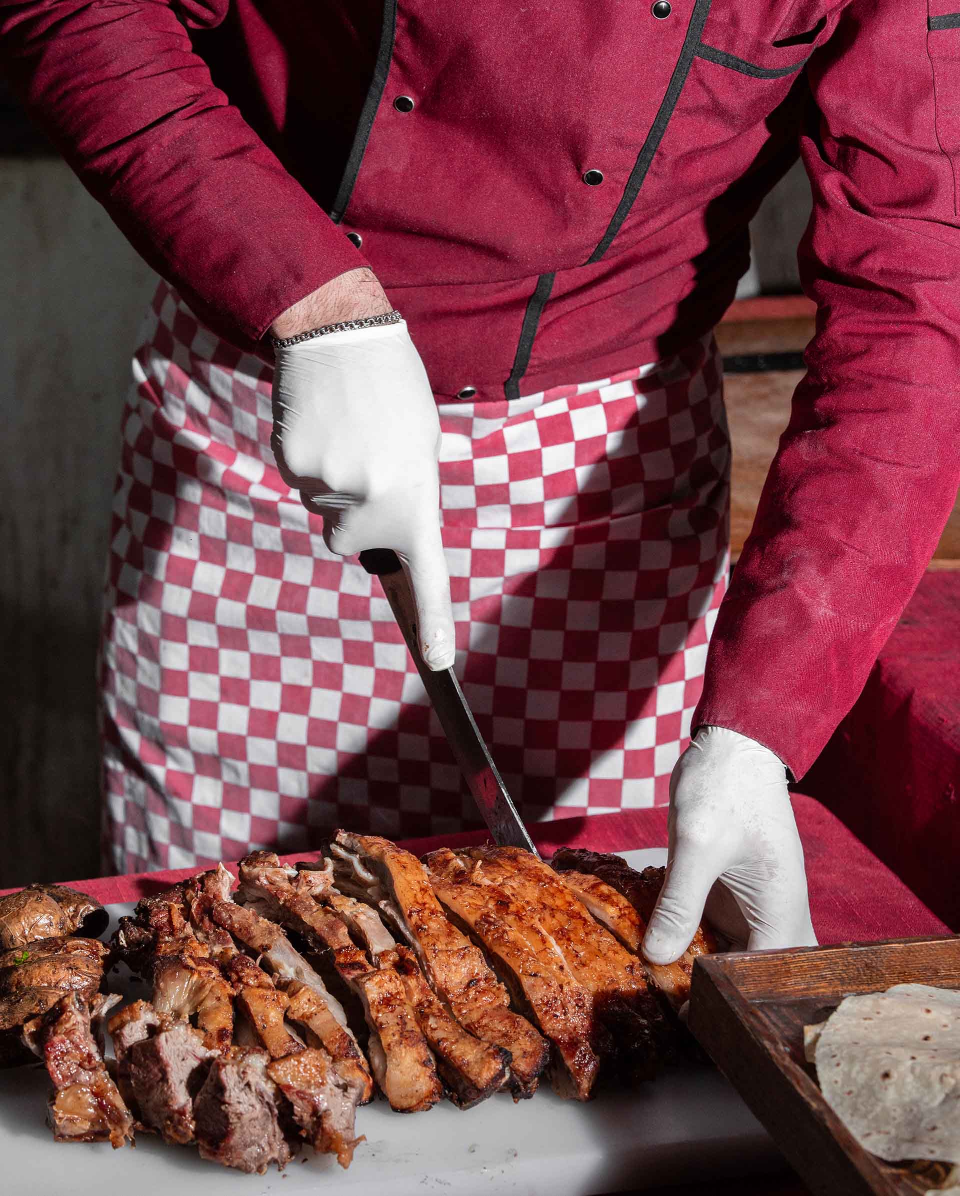 Chef cortando carne durante o preparo